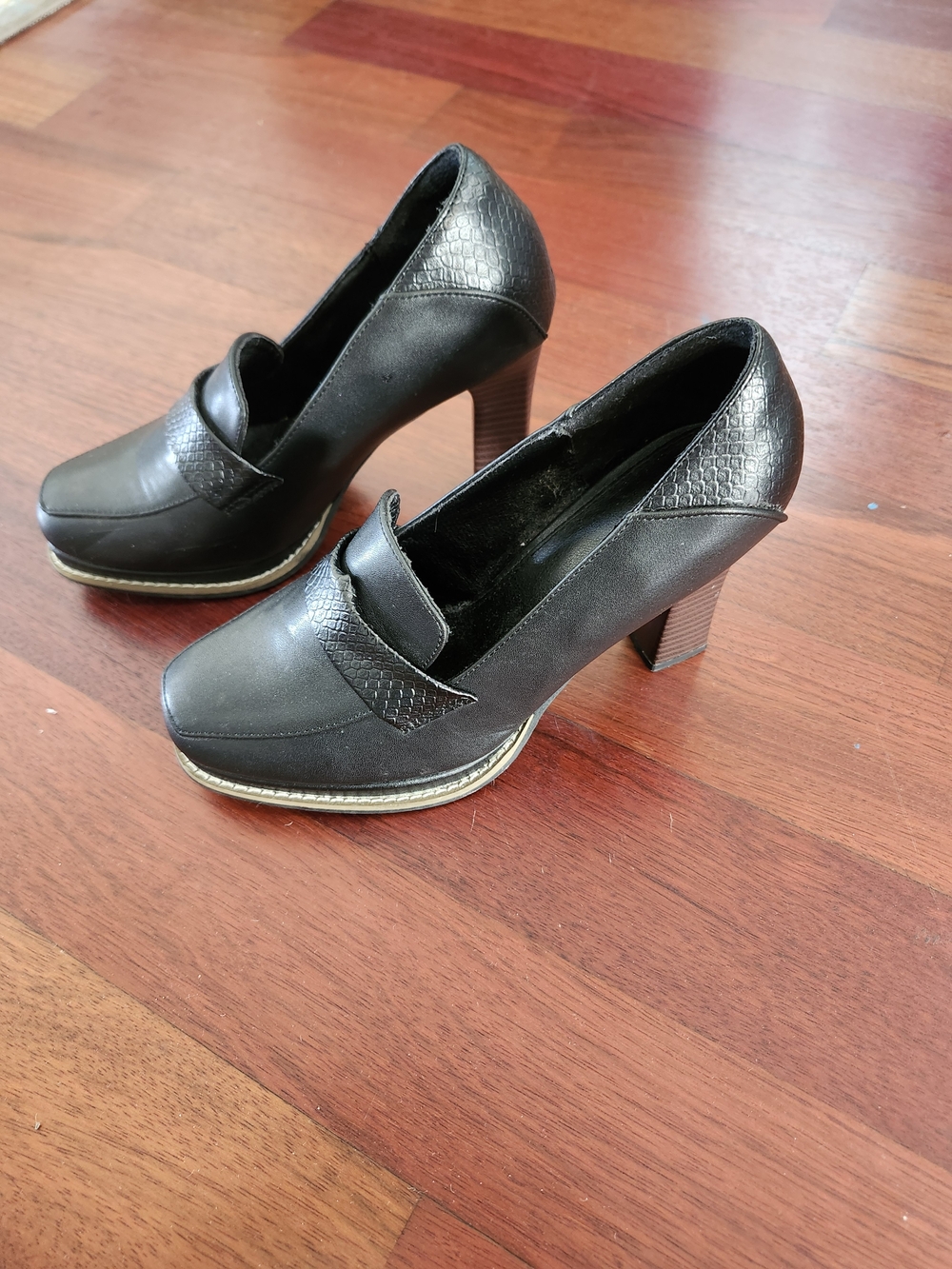 Classic Black Women's Loafers With Block Wood Grain Heel
